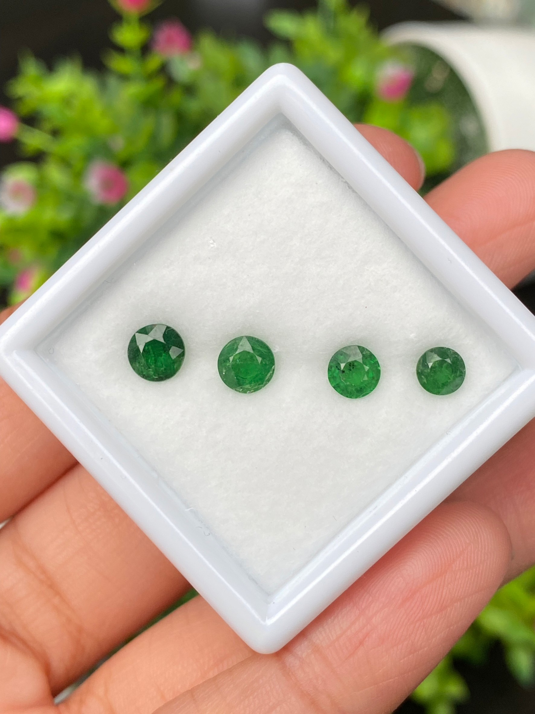 พลอย ซาโวไรท์ Tsavorite Garnet 2.75 กะรัต (Cts.) 4 เม็ด ดิบ Unheated พลอยแท้ อัญมณีมงคลประจําวันเกิด เครื่องประดับพลอย