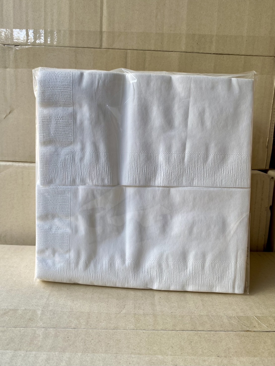 กระดาษเช็ดปาก 2ชั้น สีขาว ขนาด 40x40ซม. ไม่พิมพ์โลโก้ พับ8 ยกลัง 2000แผ่น