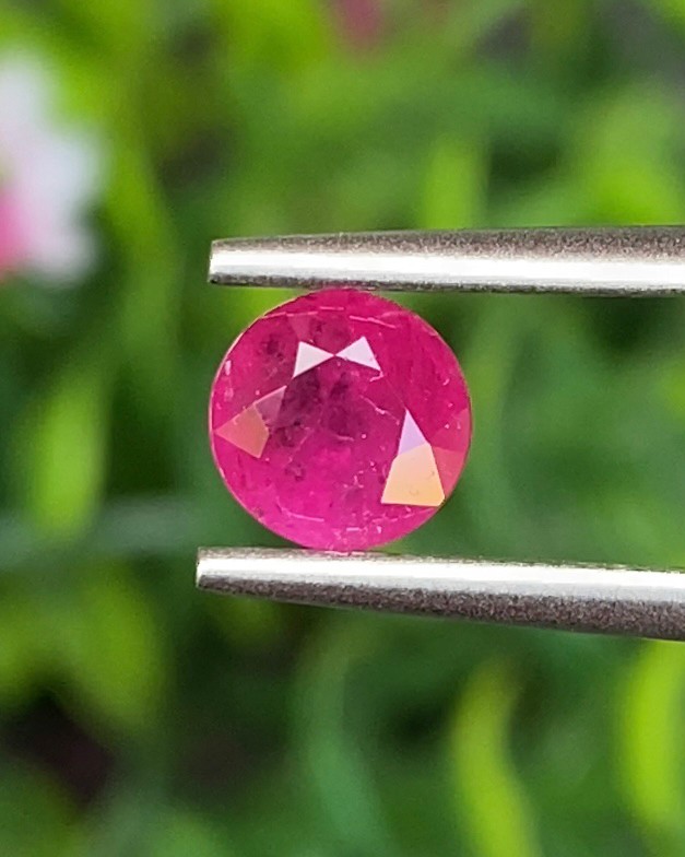 พลอย ทับทิม Ruby sapphire 0.82 กะรัต (Cts.) พลอยแท้ อัญมณีมงคลประจําวันเกิด เครื่องประดับพลอย