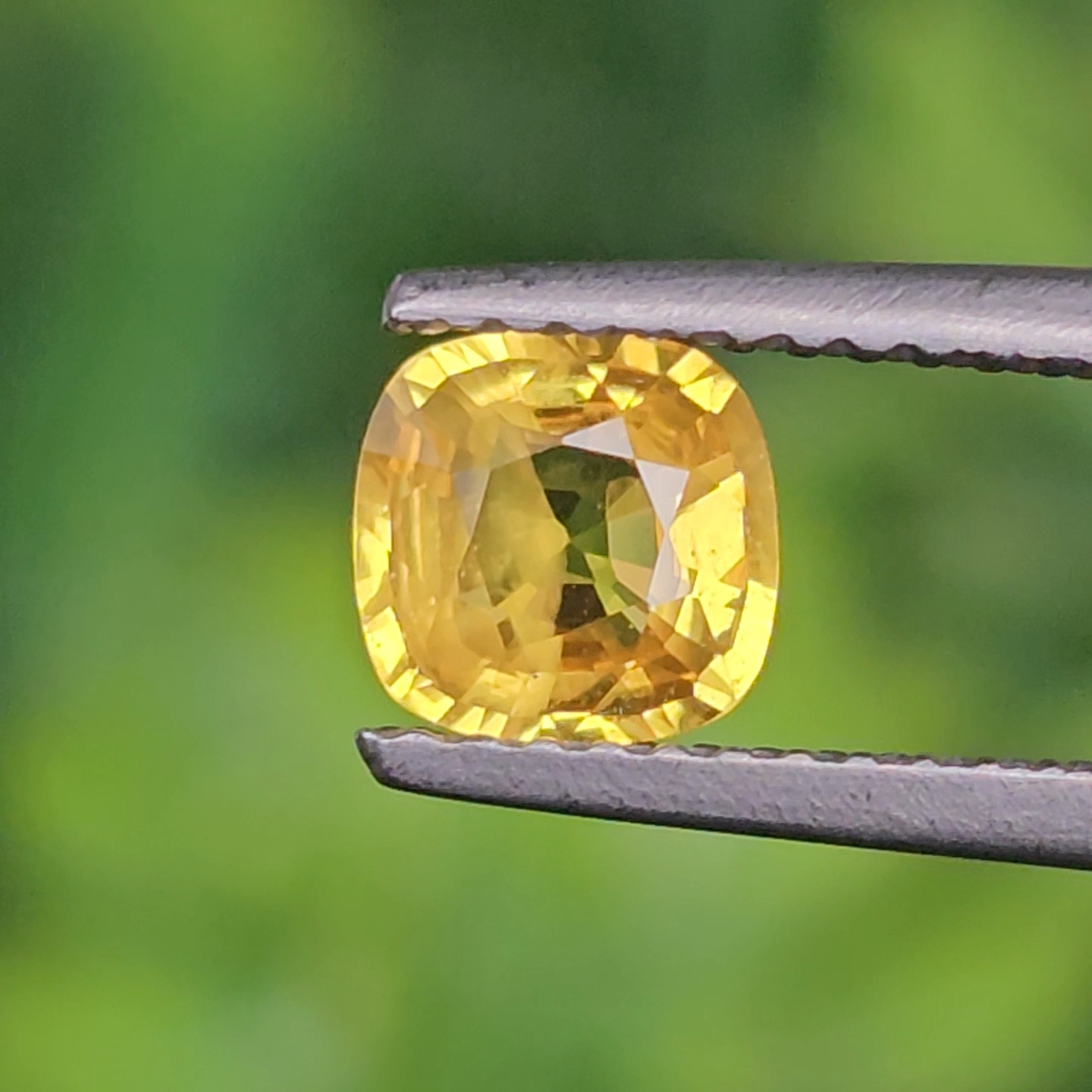 พลอย บุษราคัม yellow sapphire 0.90 กะรัต (Cts.) พลอยแท้ อัญมณีมงคลประจําวันเกิด เครื่องประดับพลอย