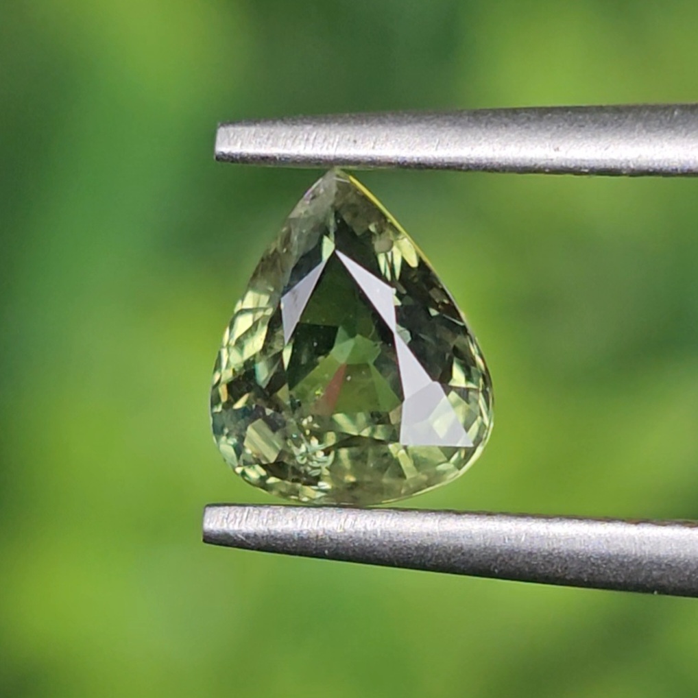 พลอย เขียวส่อง Green Sapphire 1.09 กะรัต (Cts.) พลอยแท้ อัญมณีมงคลประจําวันเกิด เครื่องประดับพลอย