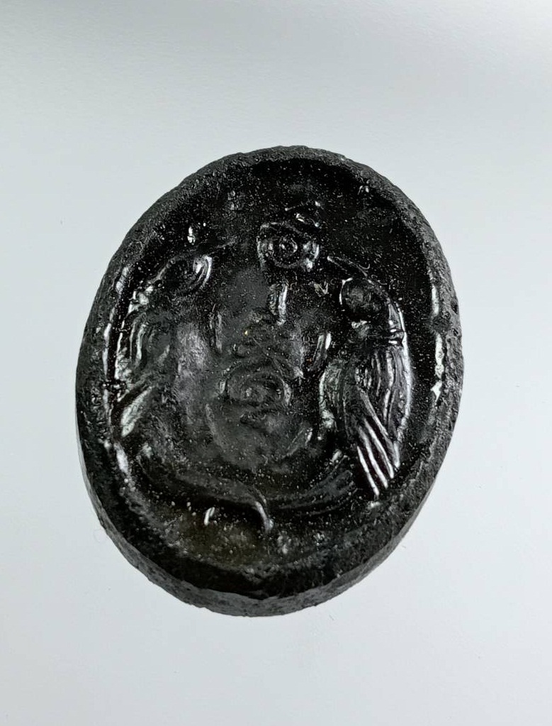 ผ3225 พระนางกวัก หลัง สาริกาคู่ เนื้อดินชุบรัก ไม่ทราบที่ครับ