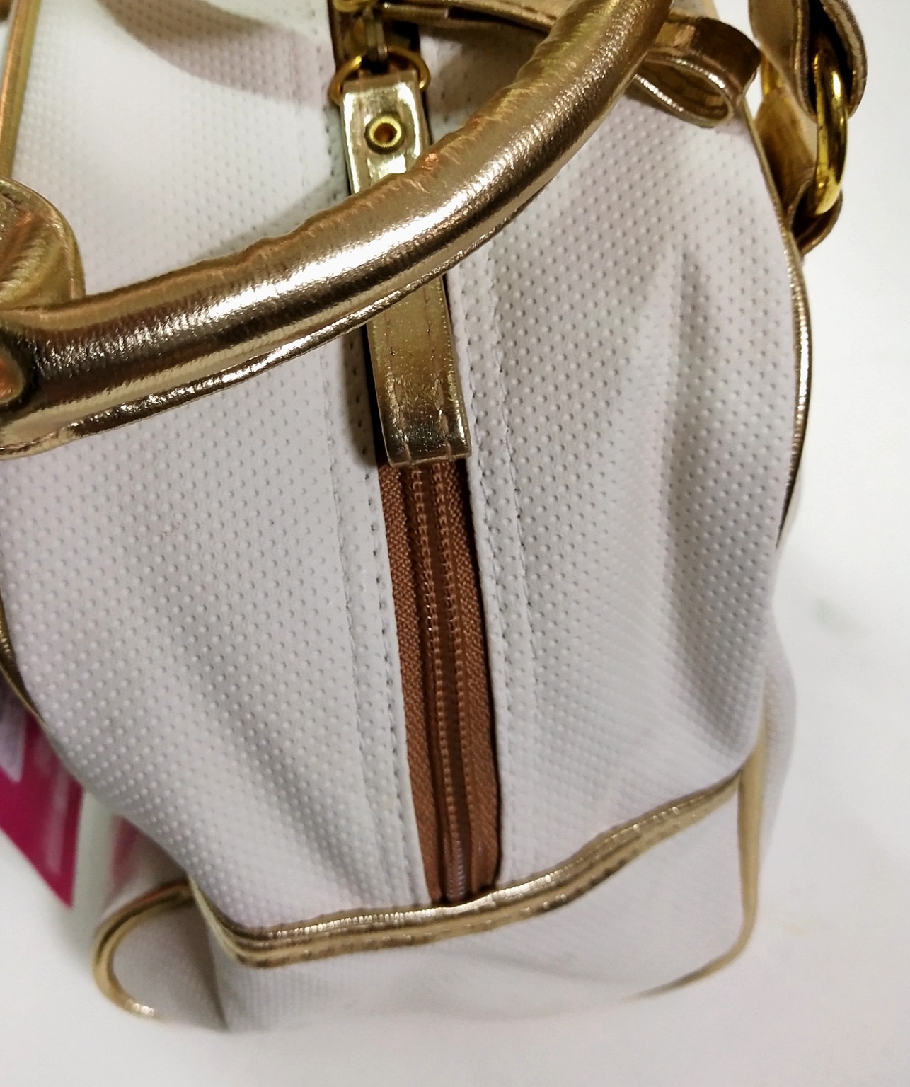 กระเป๋าสีขาวครีม กระเป๋าถือ กระเป๋าคล้องไหล่ ปักลายบาร์บี้ Barbie สีทอง ด้านในเป็นผ้าซับสีชมพู สีครีม ขนาดประมาณ17 cm.*27cm.*11.5 cm. ของแท้ ,ใหม่ มีป้าย