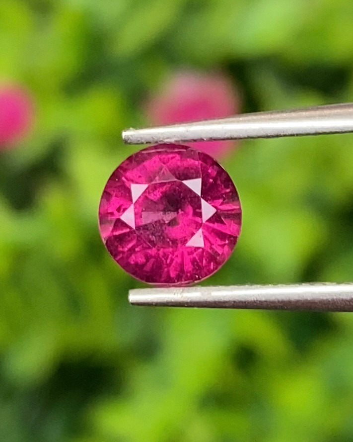 พลอย โรโดไลต์ กาเน็ท Rhodolite Garnet 1.52 กะรัต Cts.พลอยแท้ อัญมณีมงคลประจําวันเกิด เครื่องประดับพลอย
