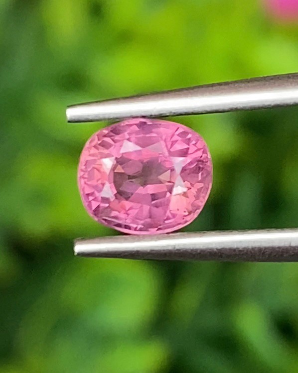 พลอย พัดพารัดชา Padparadscha Sapphire 1.18 กะรัต (Cts.) ดิบ Unheated พร้อมใบเซอร์ พลอยแท้ อัญมณีมงคลประจําวันเกิด เครื่องประดับพลอย