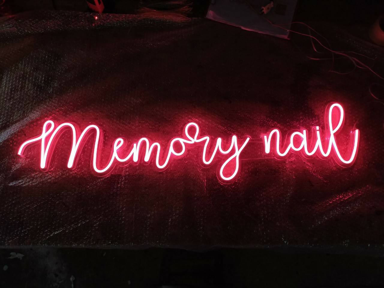 ป้ายไฟ LEDดัด สีชมพู วางพื้ออะคริลิคใส