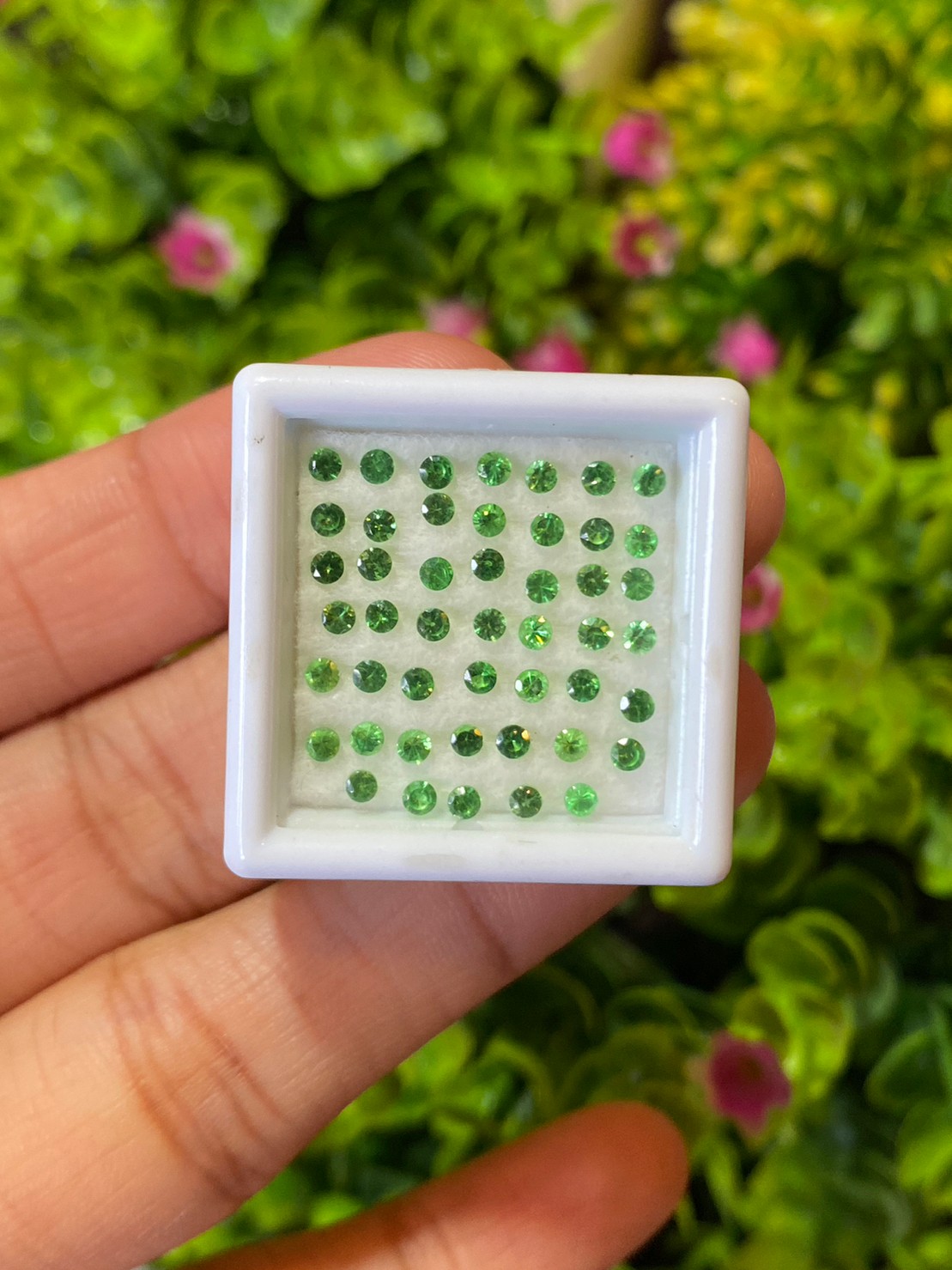 พลอย ซาโวไรท์ Tsavorite Garnet 2.04 กะรัต (Cts.) 47 เม็ด ดิบ Unheated พลอยแท้ อัญมณีมงคลประจําวันเกิด เครื่องประดับพลอย