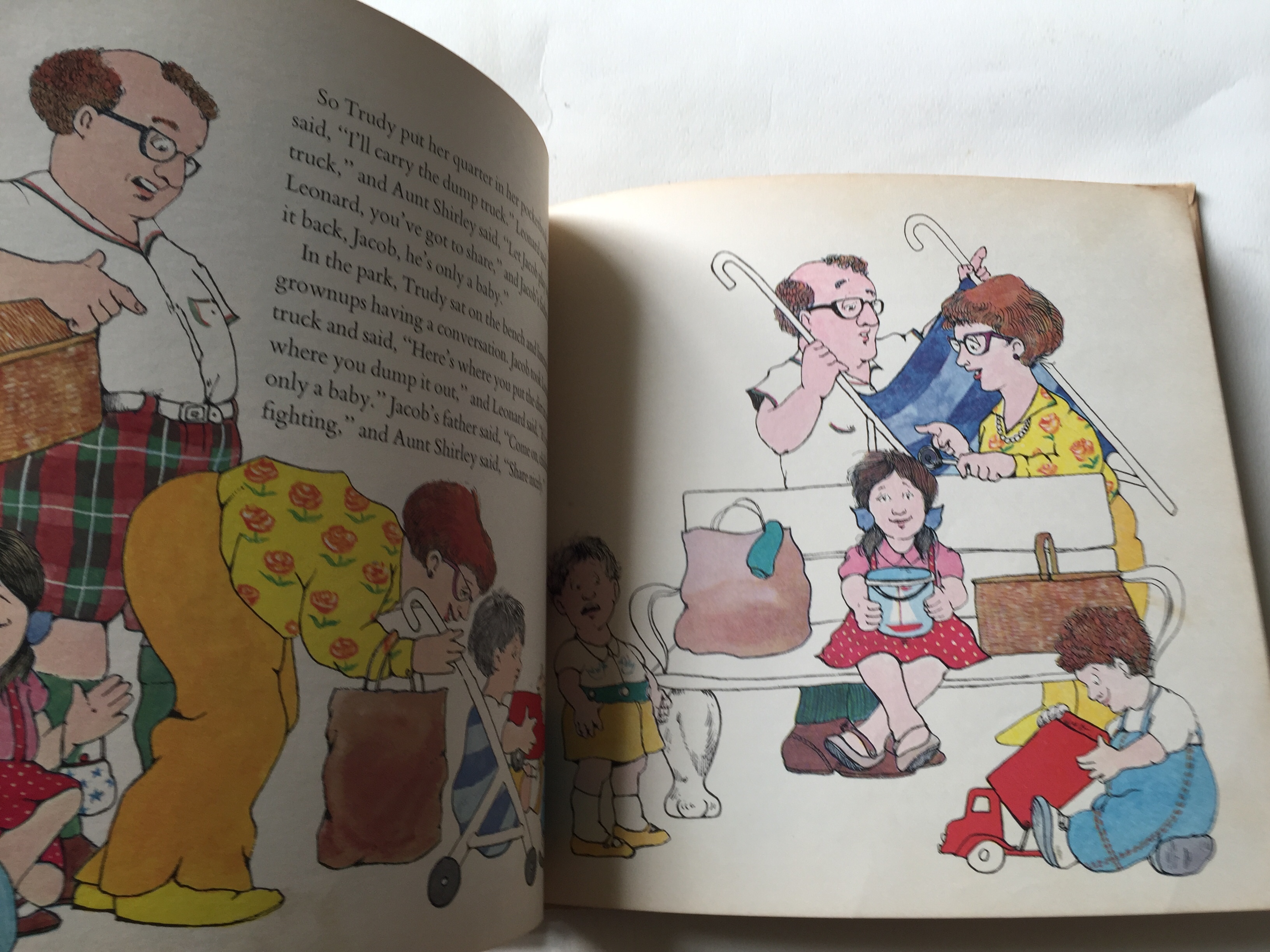 หนังสือภาพวาดสวยปกแข็ง ฉบับภาษาอังกฤษ, ** มีตำหนิตามภาพ, มีรอยเขียนชื่อ belong to Art Singtoroj, TELL ME A TRUDY โดย LORE SEGAL ภาพโดย ROSEMARY WELLS, ปีที่พิมพ์ 1977