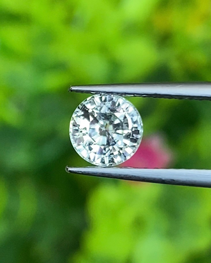 พลอย ไวท์ แซฟไฟร์ (White/Colorless Sapphire) 1.06 กะรัต Cts. ดิบ Unheated พร้อมใบเซอร์ พลอยแท้ อัญมณีมงคลประจําวันเกิด เครื่องประดับพลอย