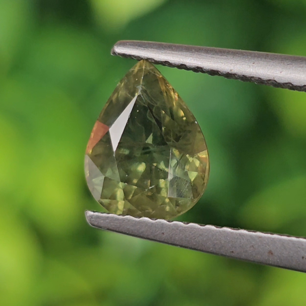 พลอย เขียวส่อง Green Sapphire 2.00 กะรัต (Cts.) พลอยแท้ อัญมณีมงคลประจําวันเกิด เครื่องประดับพลอย