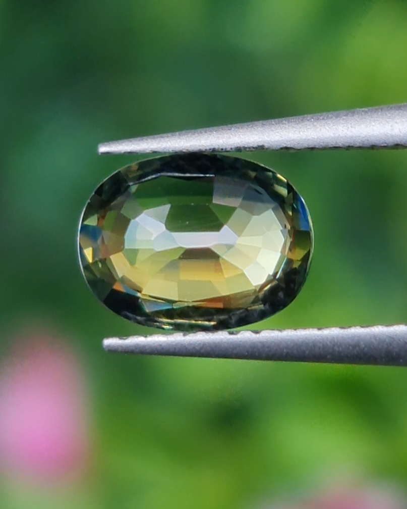 พลอย แซฟไฟร์ 3 สี Tri-Color Sapphire 0.95 กะรัต (Cts.) ดิบ Unheated พลอยแท้ อัญมณีมงคลประจําวันเกิด เครื่องประดับพลอย