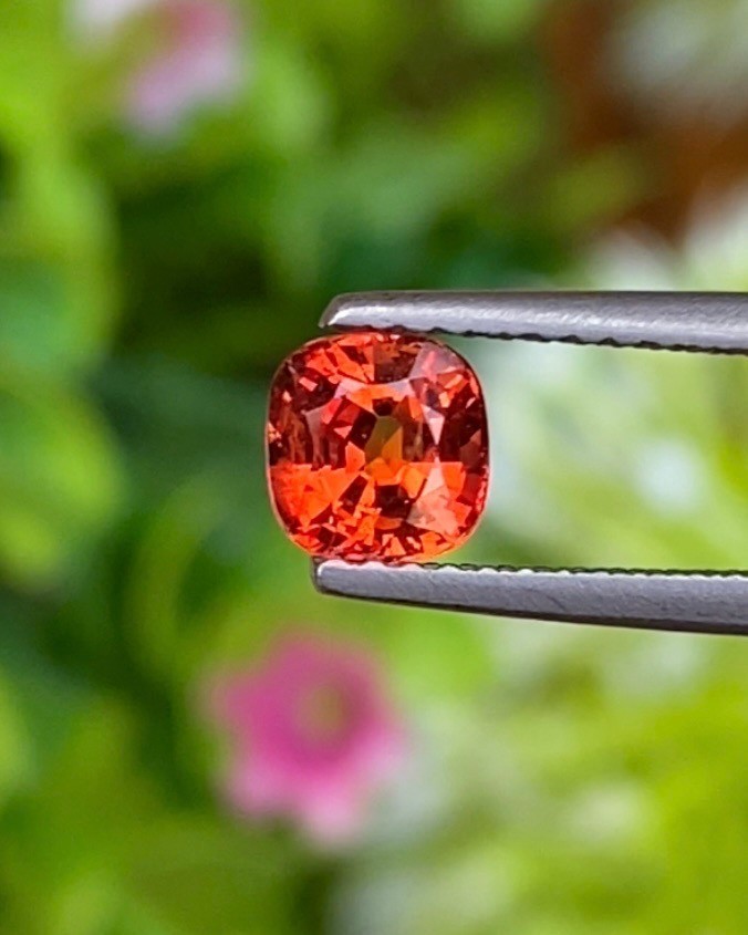 พลอย ออเรนจ์ แซฟไฟร์ Orange Sapphire 0.94 กะรัต (Cts.) พลอยแท้ อัญมณีมงคลประจําวันเกิด เครื่องประดับพลอย