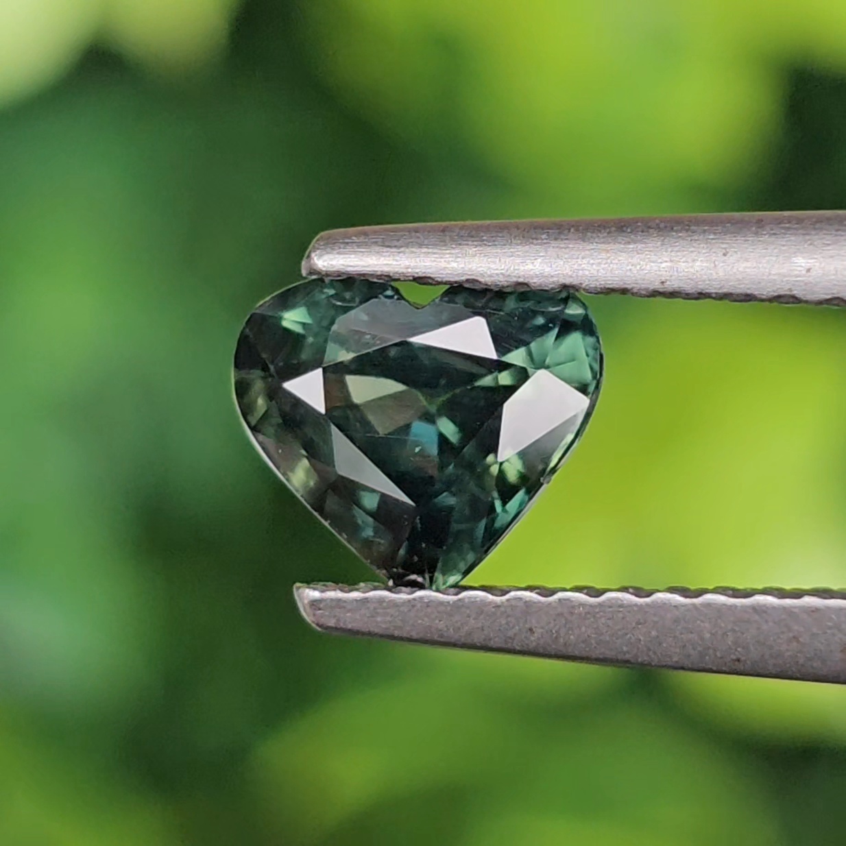 พลอย เขียวส่อง Green Sapphire 1.11 กะรัต (Cts.) พลอยแท้ อัญมณีมงคลประจําวันเกิด เครื่องประดับพลอย