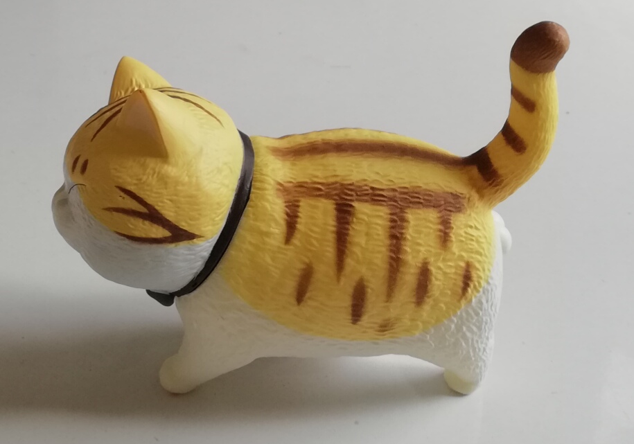 โมเดล "แมวอ้วน Cat Bells" ตัวเหลืองลายน้ำตาล ท้องขาว ขนาดตามภาพ วัสดุ :พลาสติก