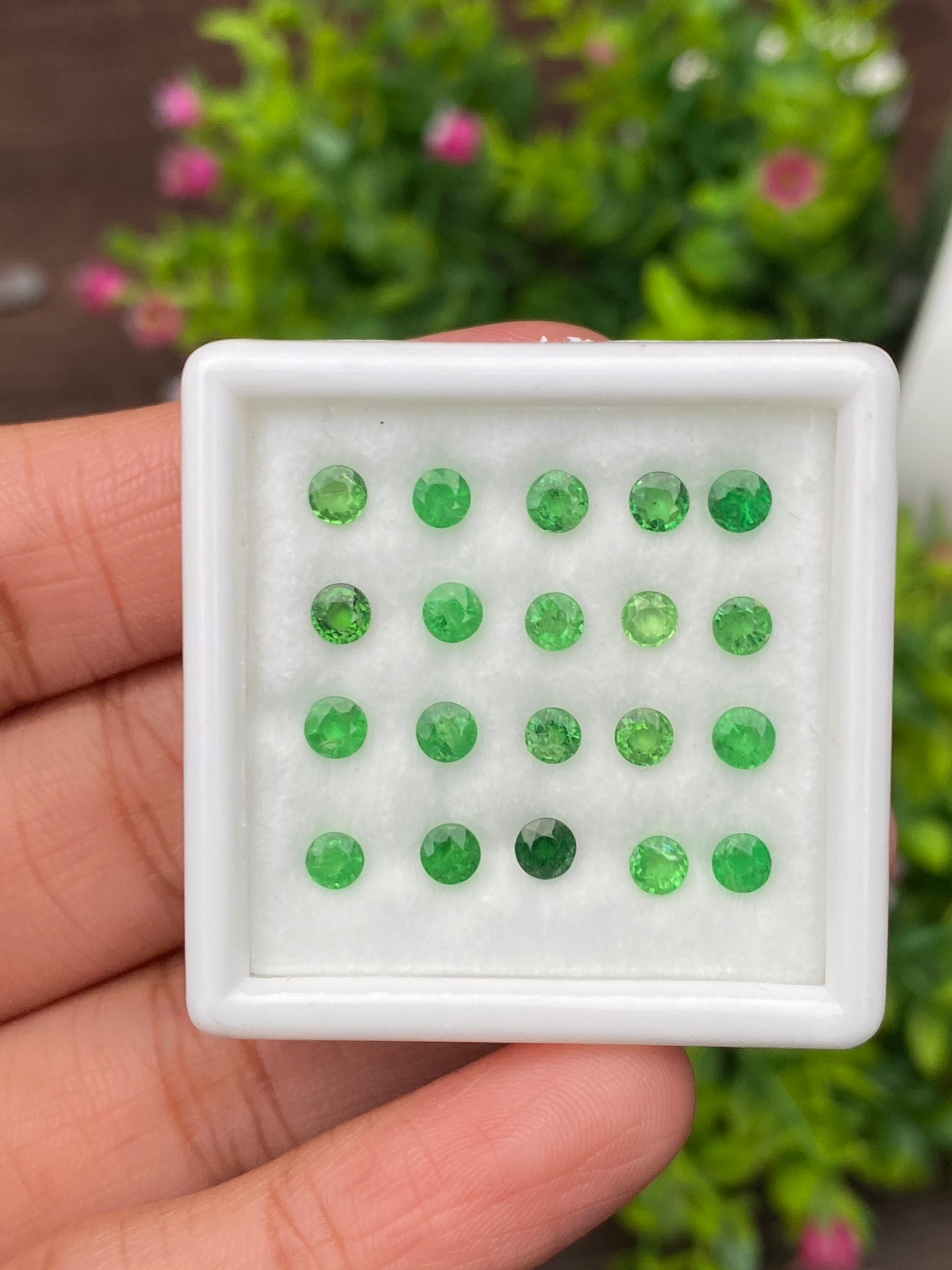 พลอย ซาโวไรท์ Tsavorite Garnet 4.10 กะรัต (Cts.) 20 เม็ด ดิบ Unheated พลอยแท้ อัญมณีมงคลประจําวันเกิด เครื่องประดับพลอย