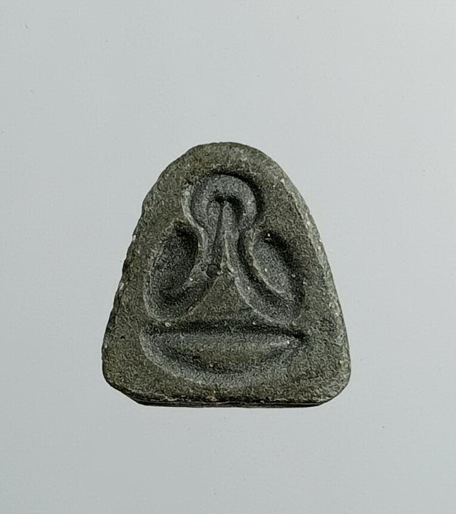 ผ2890 พระปิดตา หลังแบบ พิมพ์จิ๋ว ไม่ทราบที่