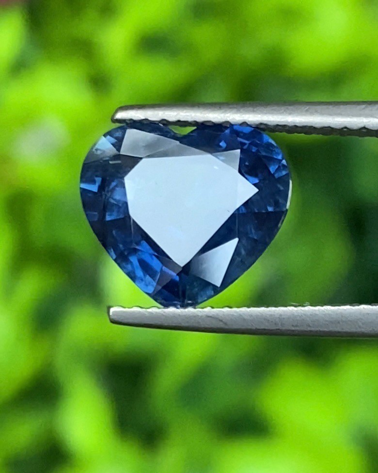 พลอย ไพลิน Blue Sapphire 3.24 กะรัต (Cts.) ดิบ (Unheated ) พร้อมใบเซอร์ พลอยแท้ อัญมณีมงคลประจําวันเกิด เครื่องประดับพลอย