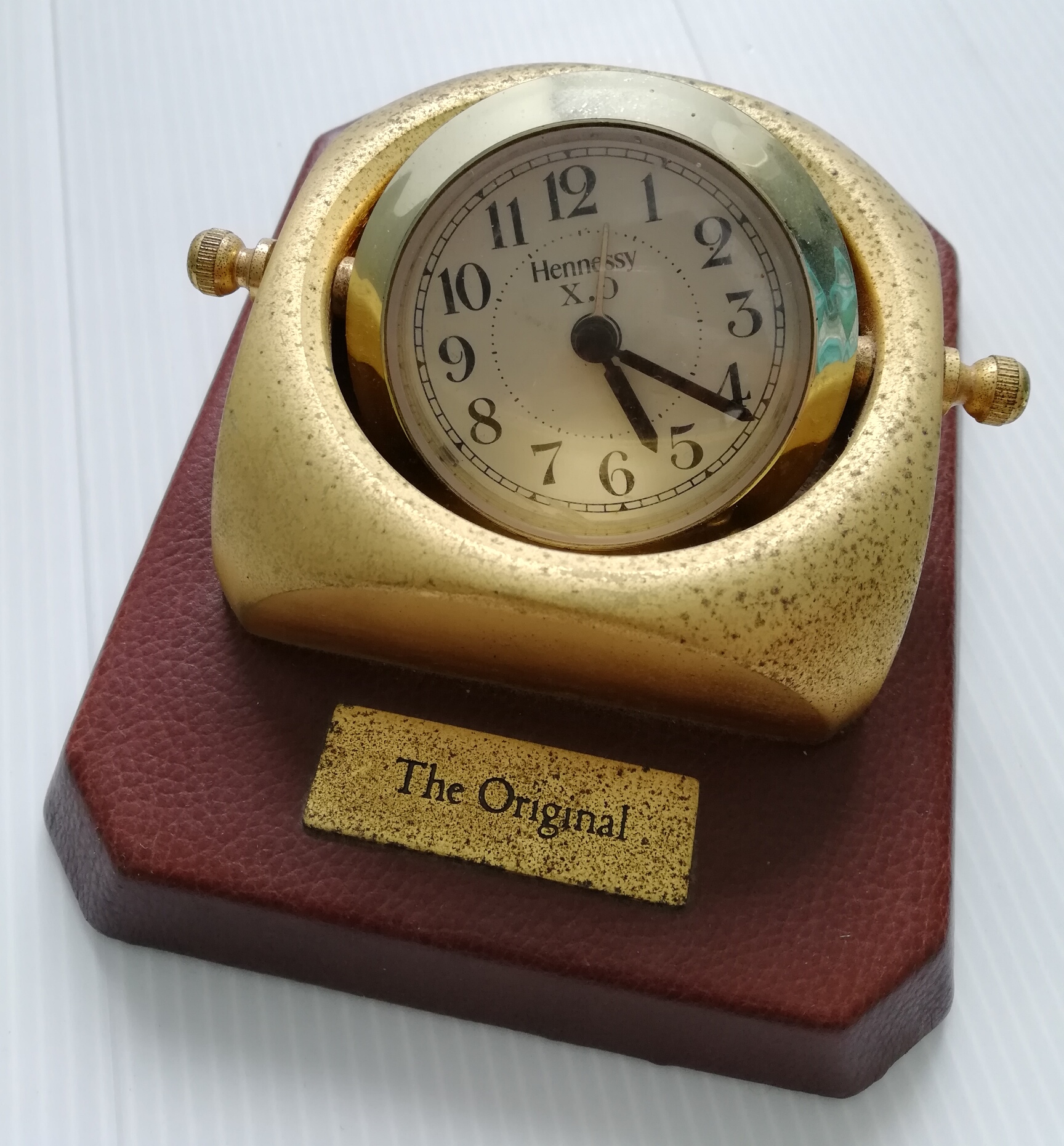 ของสะสม นาฬิกาเก่าจาก Hennessy X.O, The Original -Old Collectble Watch from Hennessy X.O, The Original ตัวเรือนเป็นเหล็ก ฐานรองสี่เหลี่ยมหุ้มหนัง PVC ด้านหลังบุกำมะหยี่, Its 'body is metal and the base coveted with PVC leather, back us Velvet, work