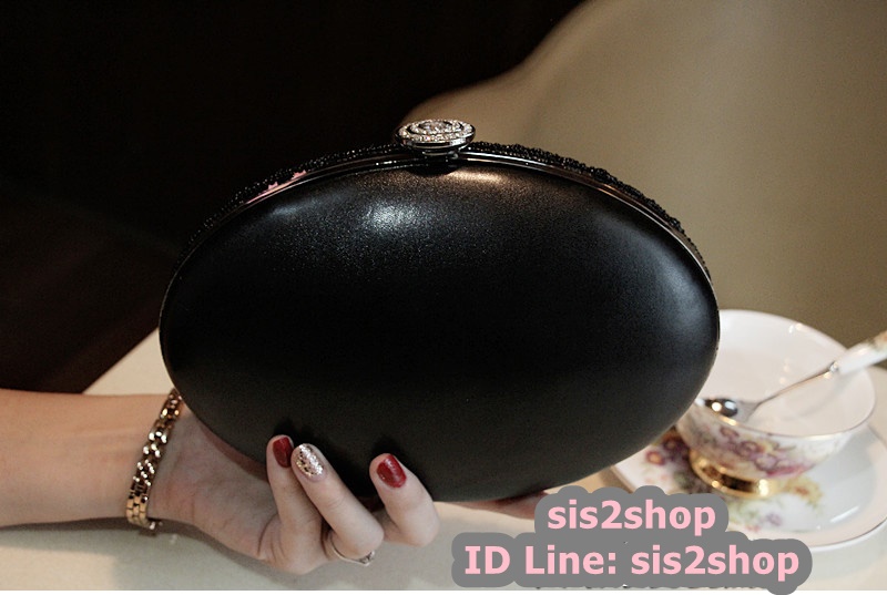 พร้อมส่ง Evening Clutch กระเป๋าออกงาน สีขาว แต่งลูปัดรมดำ จุกปิดสวยหรู ทรงรูปไข่ พร้อมสายสะพายยาว ไม่รวมที่จับถือ
