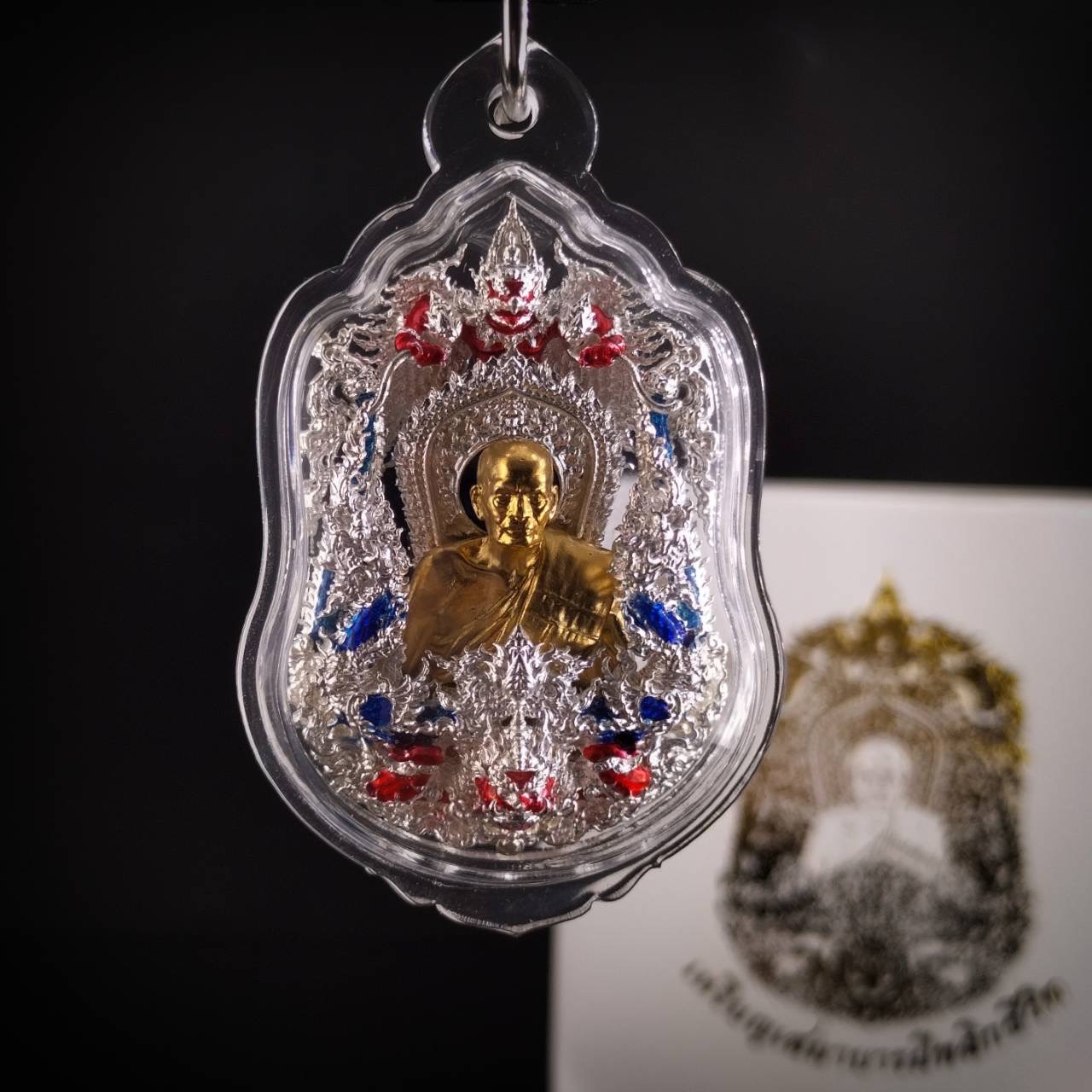 บริการเลี่ยมใสกันน้ำ มีหูพร้อมห้อยคอ (แบบห้อยคอ ขนาดพระไม่เกิน 5 เซนติเมตร) ** ลูกค้าส่งงานมาเลี่ยมที่ร้าน ระยะเวลาเลี่ยมประมาณ 3-5 วัน ไม่รวมระยะเวลาจัดส่ง **