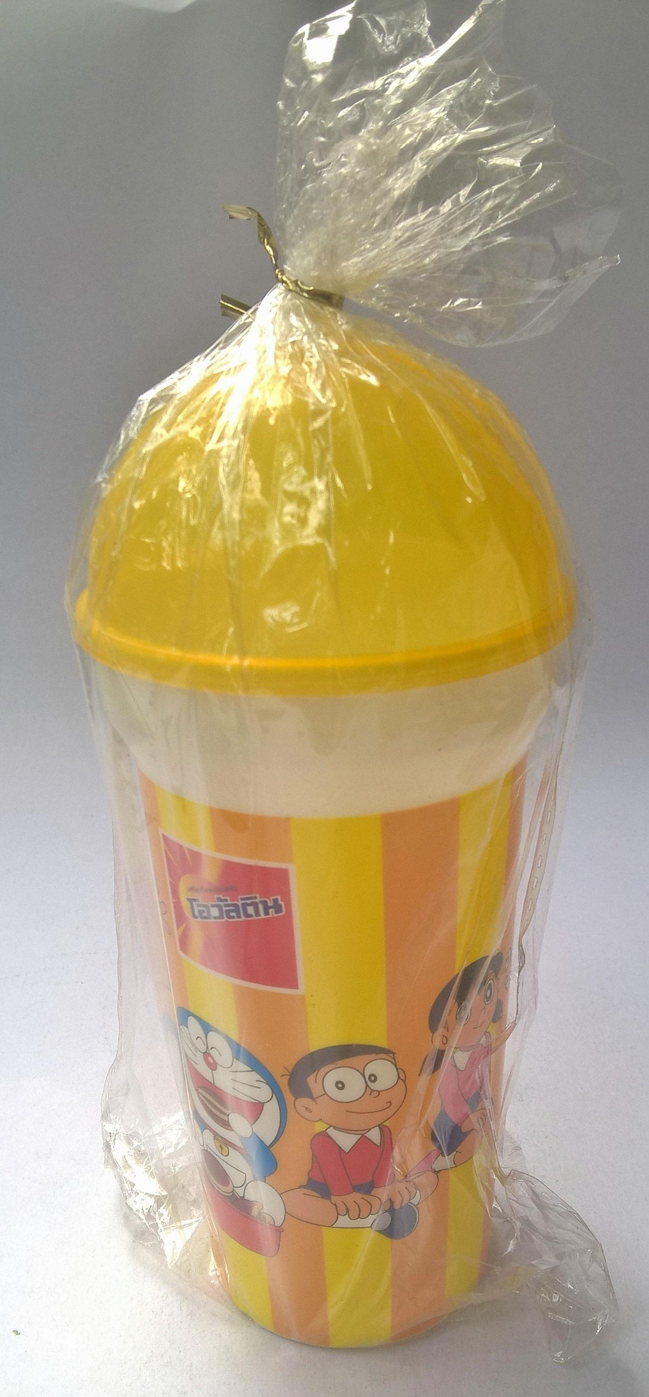 แก้วน้ำพลาสติกมีฝาครอบ ลายโดราเอม่อน สกรีนลายโดราเอม่อนและเพื่อนสีเหลือง ฝาครอบโปร่งสีเหลือง ของสะสมจากโอวัลติน
