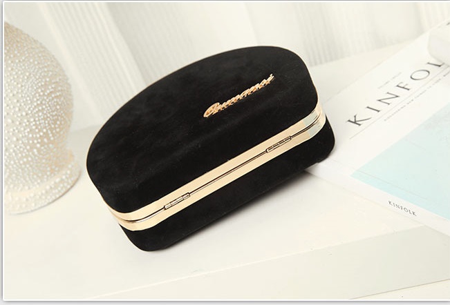 Evening Clutch กระเป๋าออกงาน กำมะหยี่ สีดำ ใส่ของได้เยอะ ทรงเก๋ มาพร้อมสายสะพายยาว