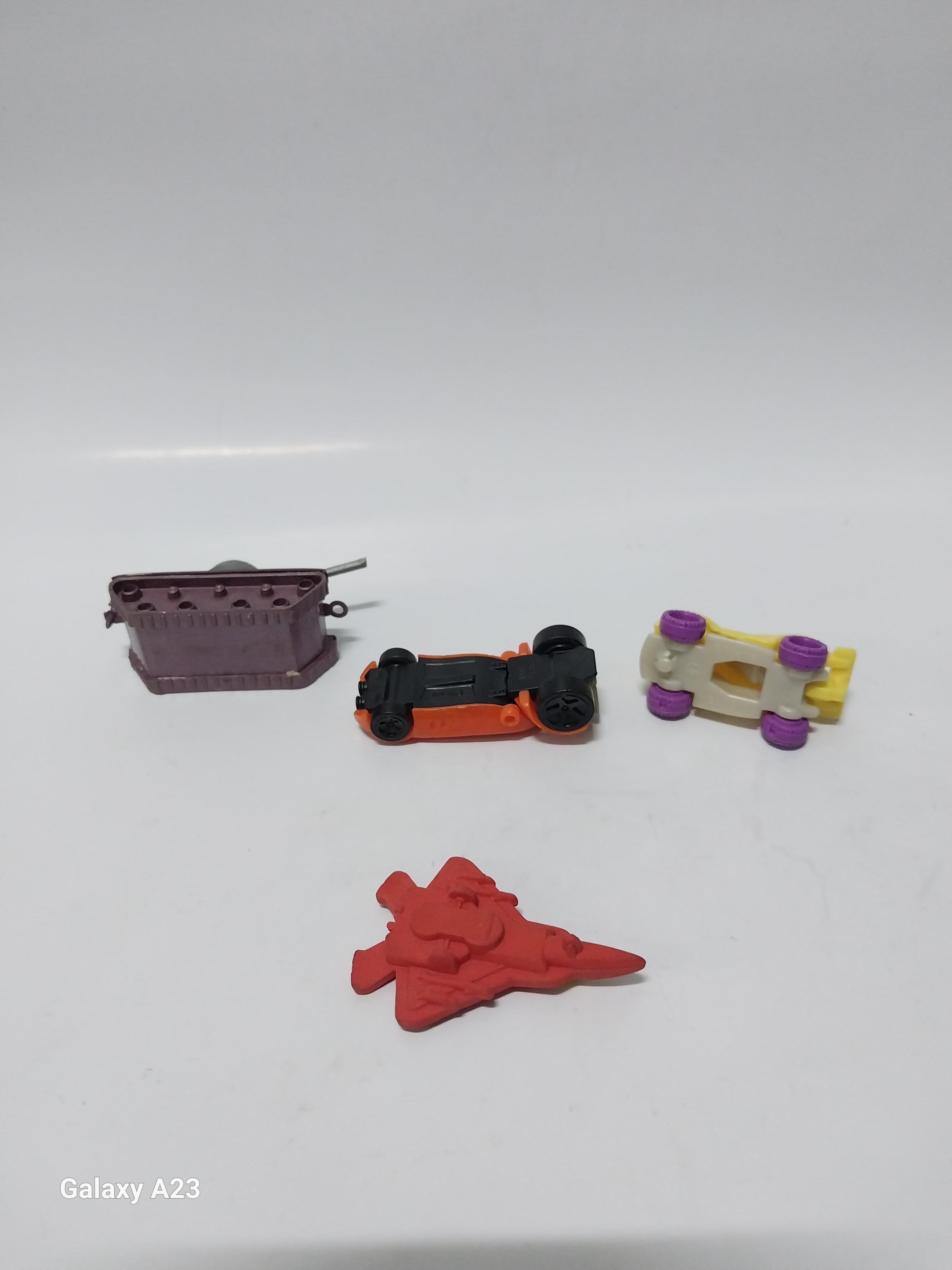 มีหลายภาพ เซตรถของเล่นแถมขนม ของมีตามภาพ ขนาดประมาณ 2 นิ้วตามภาพ