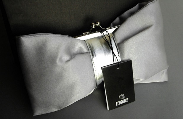 พร้อมส่ง Evening Clutch กระเป๋าออกงาน สีเงิน light silver รูปโบว์ เรียบหรู