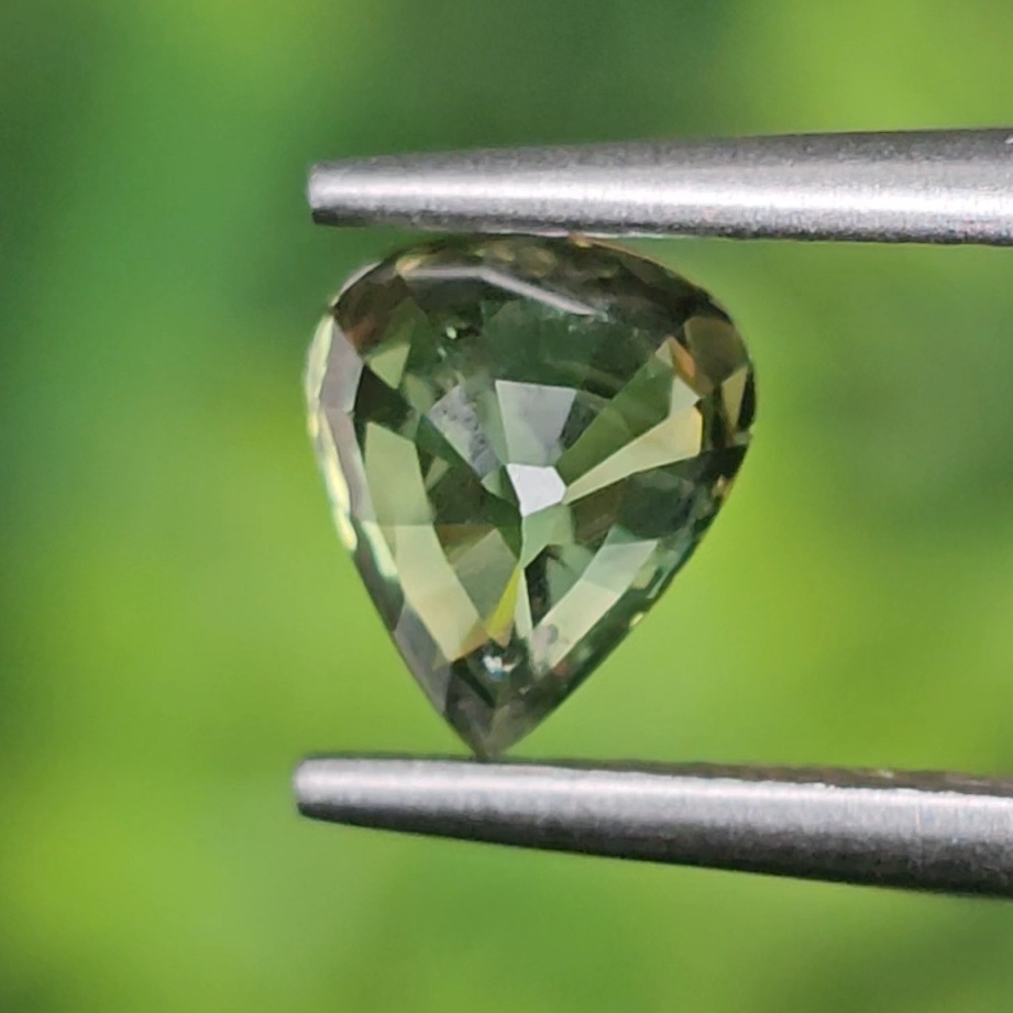 พลอย เขียวส่อง Green Sapphire 1.09 กะรัต (Cts.) พลอยแท้ อัญมณีมงคลประจําวันเกิด เครื่องประดับพลอย