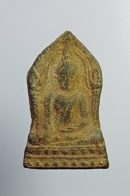 ผ1330 พระพุทธชินราช ใบเสมา เนื้อดิน ไม่ทราบที่ครับ