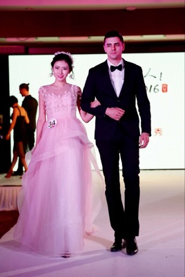 Pre-order ชุดแฟนซี ชุดเจ้าสาว ชุดราตรียาว สีชมพู แขนสั้น ซีทรู แต่งคริสตัลช่วงบน กระโปรงยาว ซิปหลัง