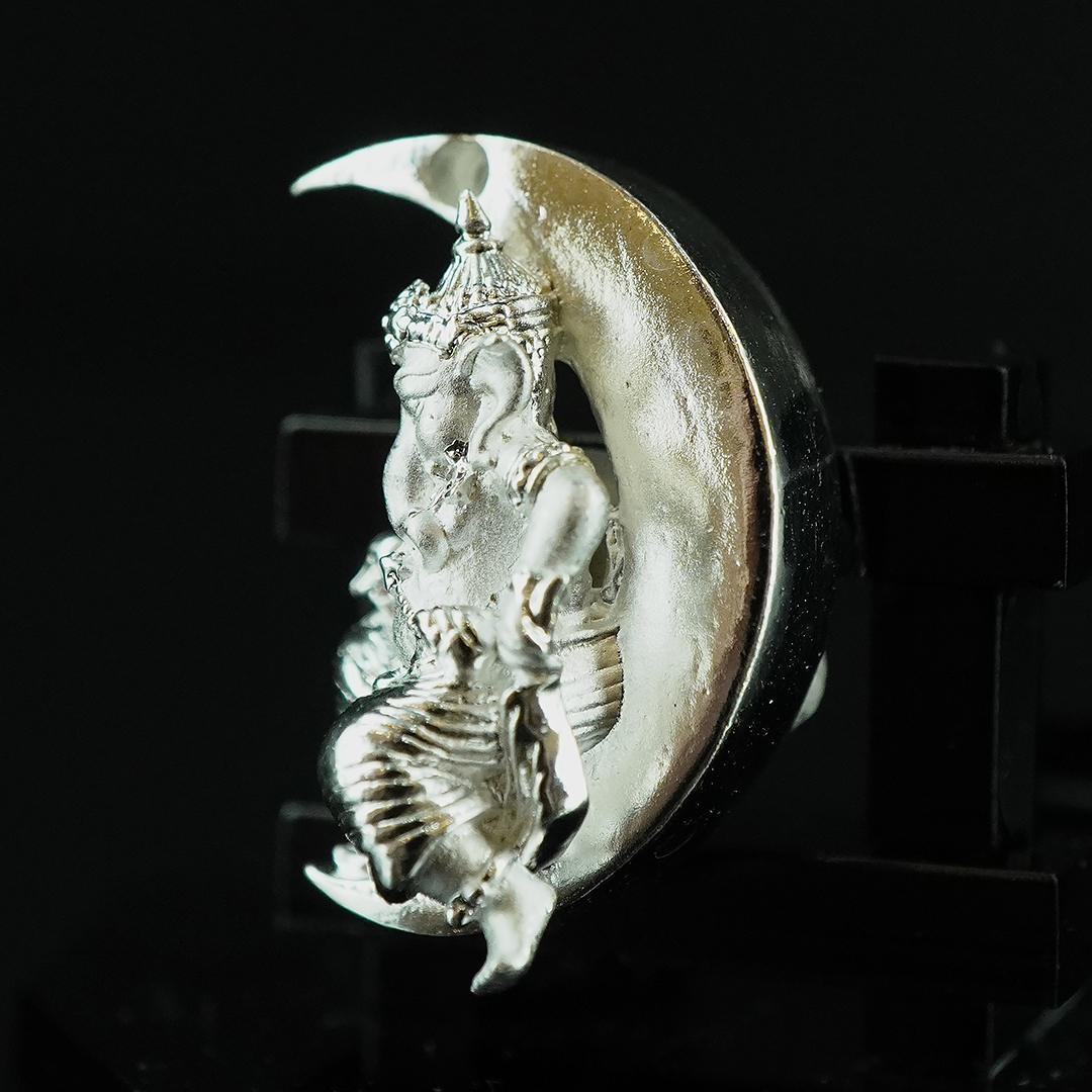 พระพิฆเนศน้อย ประทับจันทร์ รหัส 4 เนื้อสัมฤทธิ์ชุบเงินขัดเงา