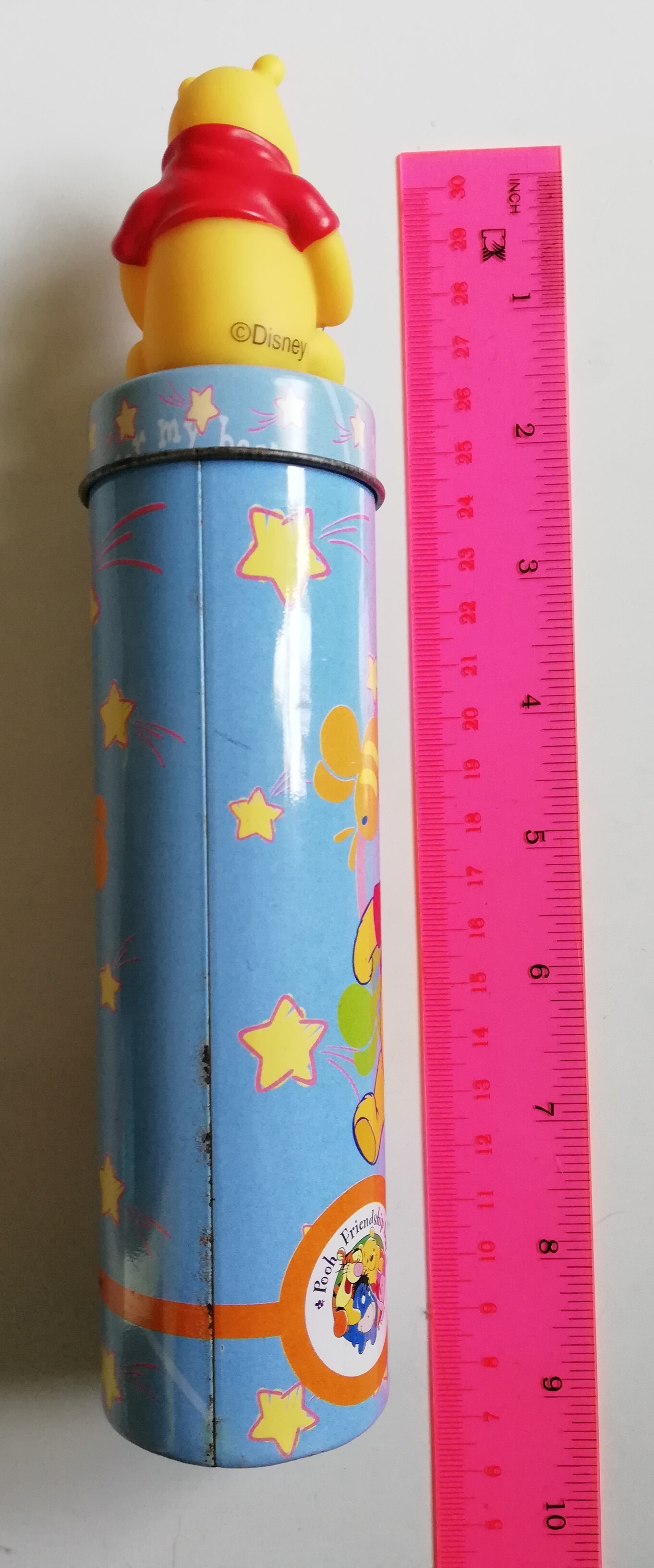 ของสะสมหมีพูห์ กระป๋องสังกะสีมีฝาปิด สีฟ้าลายหมี พูห์ พร้อมท๊อปเปอร์หมีพูห์ Winnie the Pooh เก่าเก็บตามสภาพ** มีตำหนิ โปรดตรวจสอบทุกภาพ