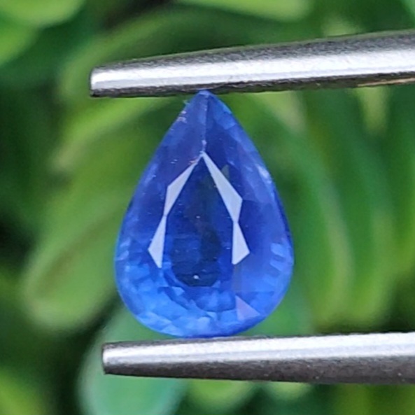 พลอย ไพลิน (Blue Sapphire) 1.04 กะรัต (Cts.) *สีพิเศษ คอนฟลาวเวอร์ บลู (Cornflower Blue) พลอยแท้ อัญมณีมงคลประจําวันเกิด เครื่องประดับพลอย