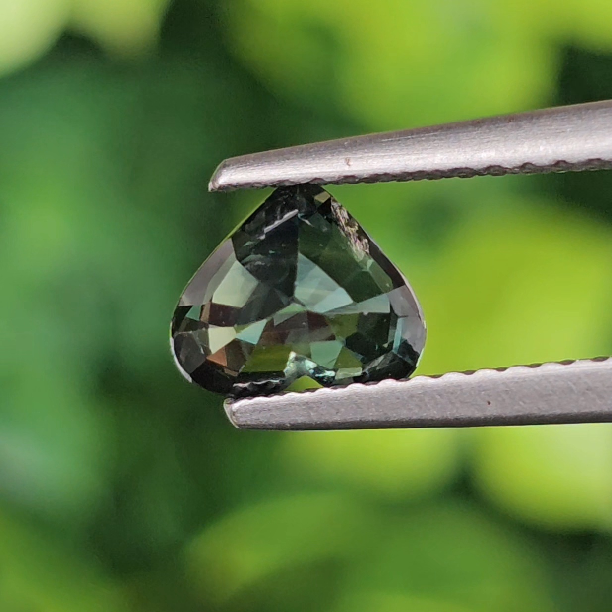 พลอย เขียวส่อง Green Sapphire 1.11 กะรัต (Cts.) พลอยแท้ อัญมณีมงคลประจําวันเกิด เครื่องประดับพลอย