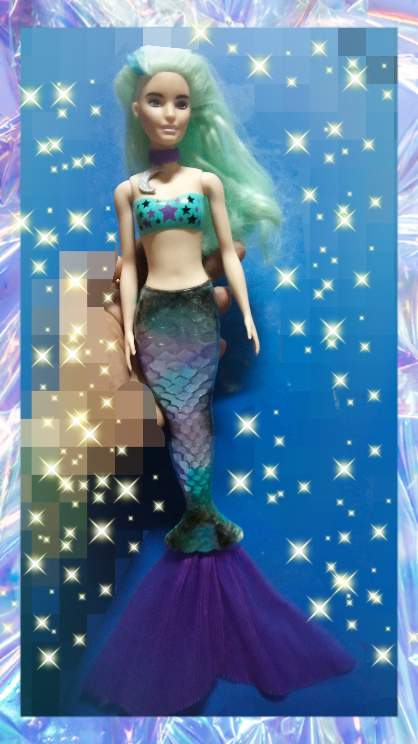 ตุ๊กตาบาร์บี้นางเงือกเปลี่ยนสี รุ่น Mattel Barbie Color Reveal Mermaid, สามารถเปลี่ยนหางกับหางของตัวอื่นๆใน Collection เดียวกันได้, บริเวณหน้าผากและเหลือคิ้วและสันจมูกเมื่อโดนน้ำเย็นจะเป็นลายตามภาพ , บริเวณผมตรงสีเข้มเมื่อโดนน้ำเย็นจะกลายเป็นสีม่วง
