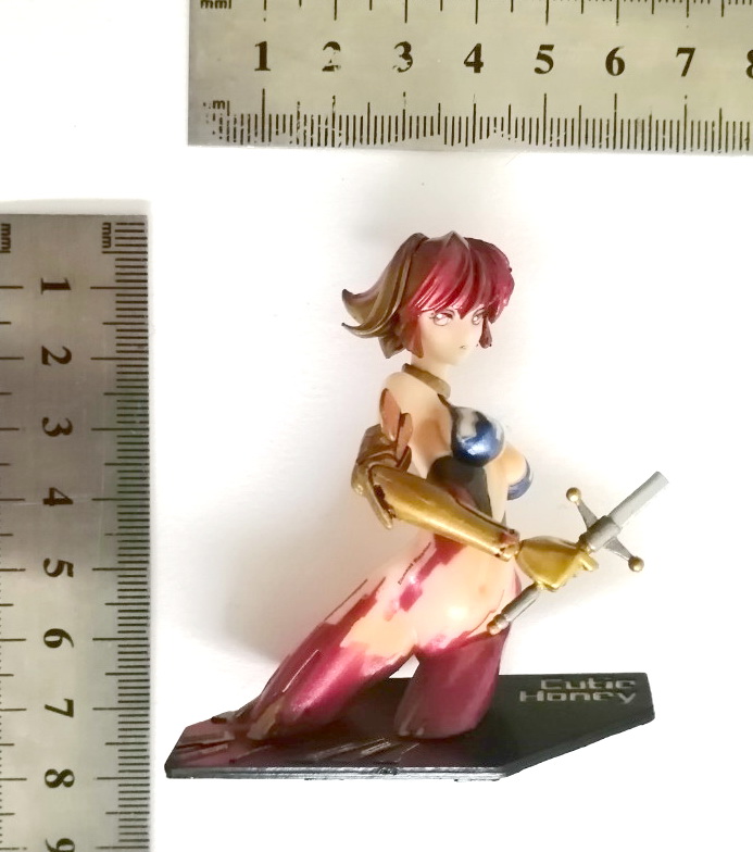 บัส ครึ่งตัว คิวตี้ฮันนี่แฟลช พร้อมฐาน ตำหนิดาบหัก ขายตามสภาพ