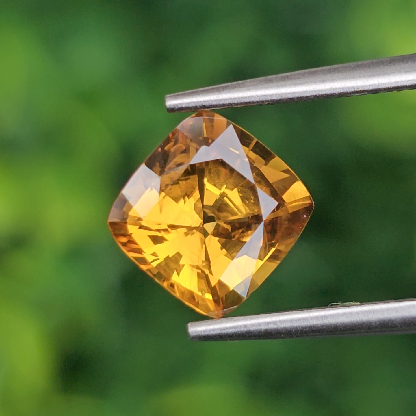 พลอย บุษราคัม Yellow Sapphire 2.25 กะรัต (Cts.) พลอยแท้ อัญมณีมงคลประจําวันเกิด เครื่องประดับพลอย