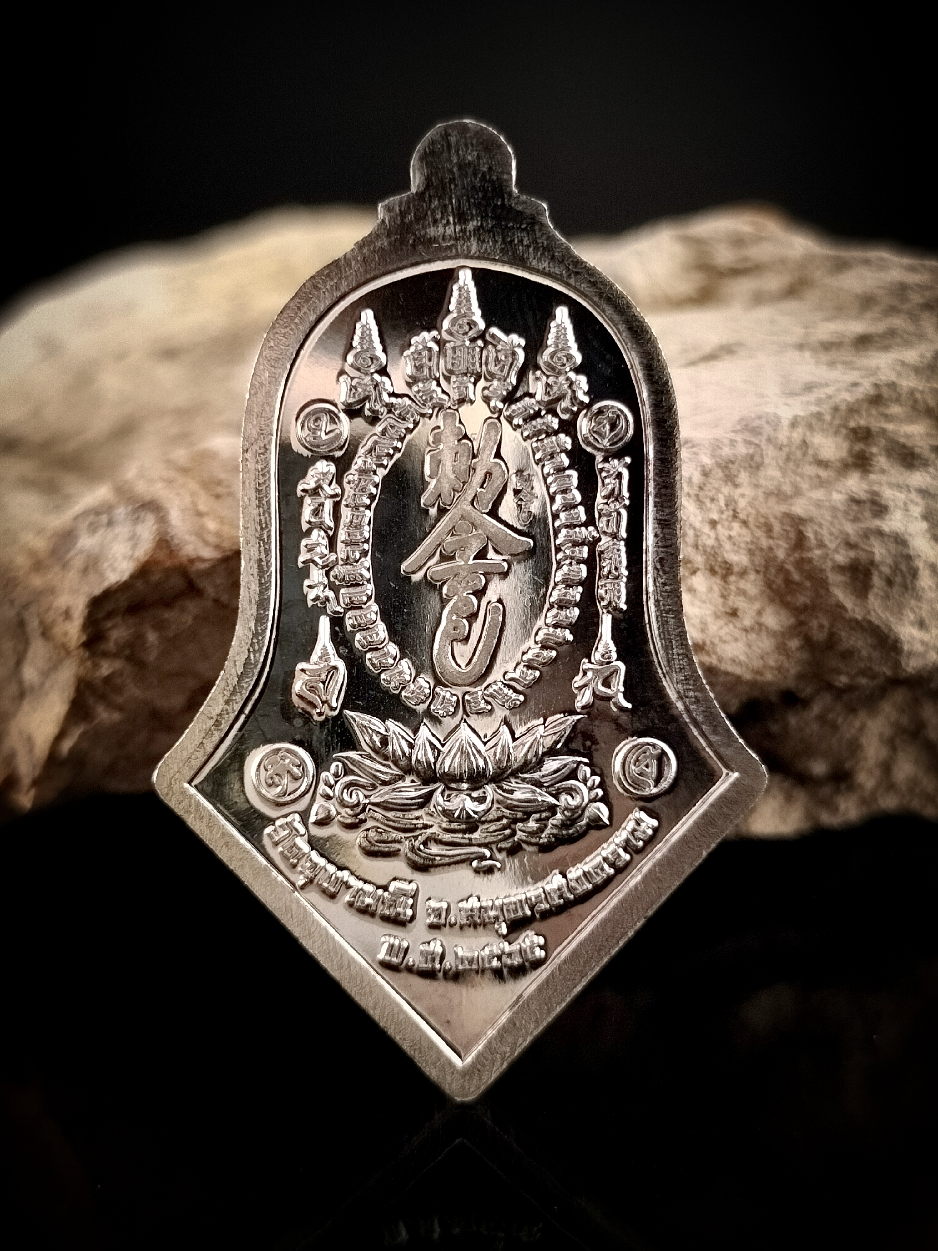 เหรียญกันชงทรงจำปี พุทธศักราช๒๕๖๕ รุ่น๕ “เสริมมงคล” หลวงพ่ออิฏฐ์ วัดจุฬามณี