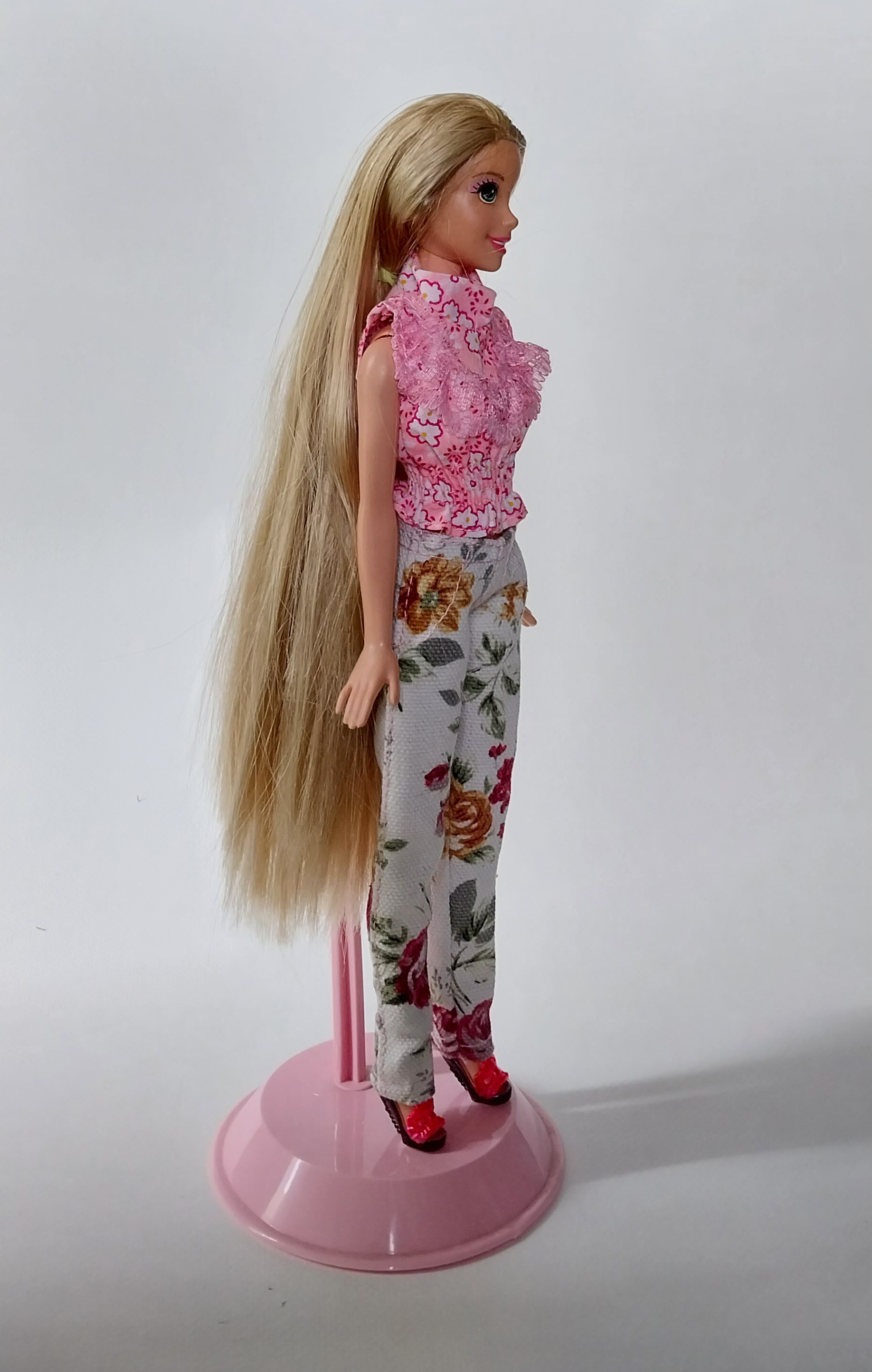 ตุ๊กตาบาร์บี้ เจ้าหญิงราพันเซล แถมชุด**แขนหลวมบ้าง Princess Rapunzel จากดิสนีย์ ปริ๊นเซส Disney Princess หน้าสวย ผมทองยาวสลวย รุ่นขาแข็ง หักงอไม่ได้ ของแท้แมทเทบปี 2012 Made in Indonesia, **ปลายผมมีตำหนิเล็กน้อยตามภาพ