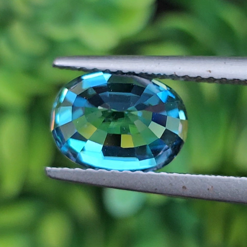 พลอย เพทาย (Zircon) 4.89 กะรัต (Cts.) พลอยแท้ อัญมณีมงคลประจําวันเกิด เครื่องประดับพลอย