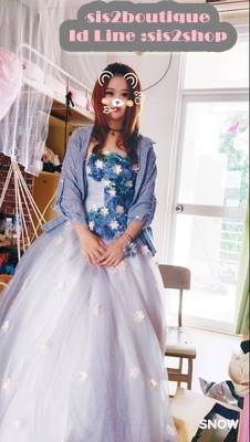 Pre-order ชุดแฟนซี ชุดราตรียาว เกาะอก สีน้ำเงิน แต่งดอกช่วงอกและเอว กระโปรงพองสวย สไตล์เจ้าหญิง
