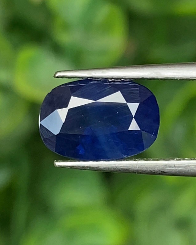 พลอย ไพลิน Blue Sapphire 2.221 กะรัต (Cts.) พร้อมใบเซอร์ พลอยแท้ อัญมณีมงคลประจําวันเกิด เครื่องประดับพลอย
