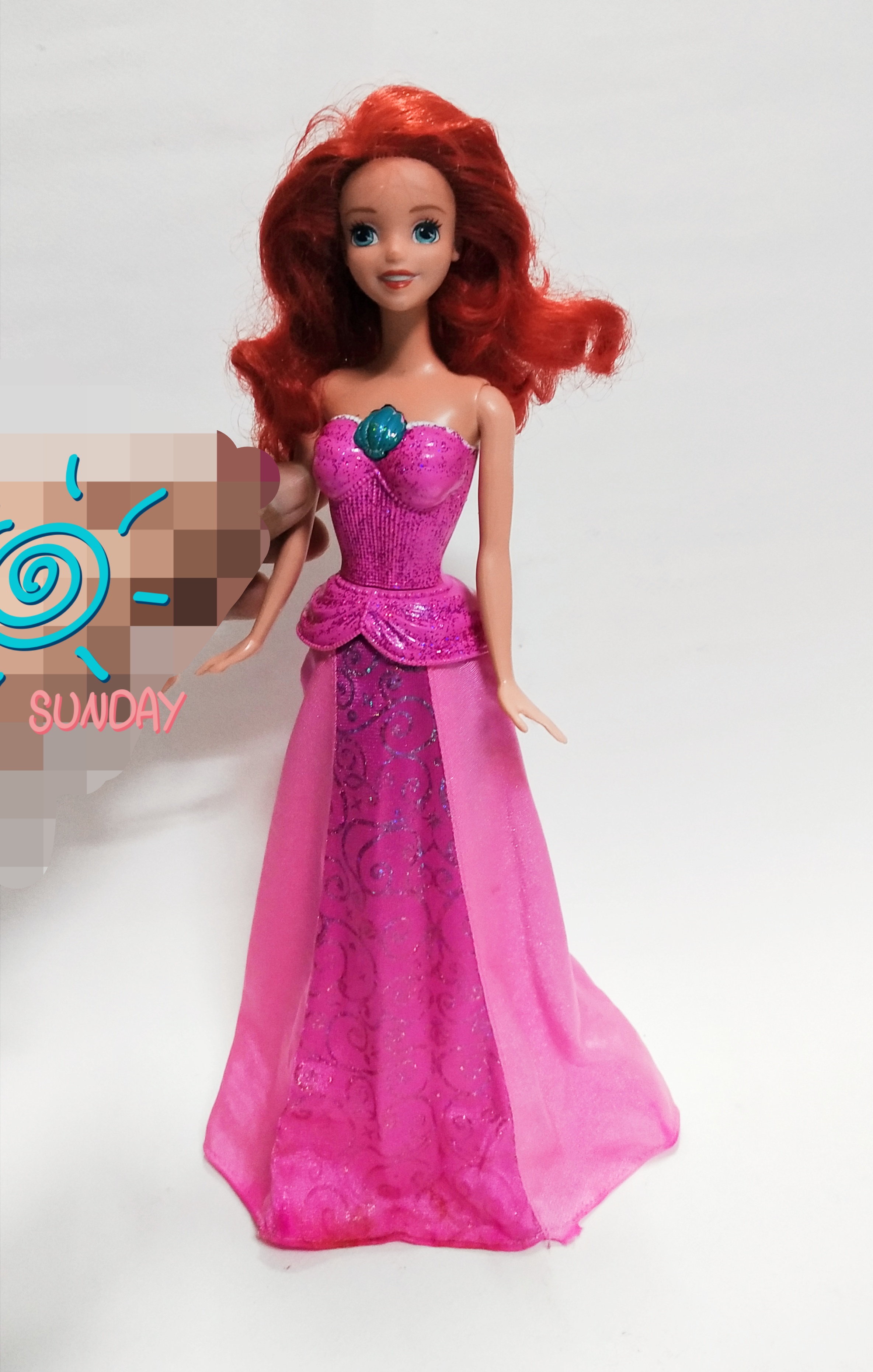 ตุ๊กตาบาร์บี้เจ้าหญิงเงือกน้อยแอเรียล ของแท้ Mattel สามารถเปลี่ยนจากหางเป็นกระโปรงได้ ด้วยการค่อยๆดึงกระโปรงลงมา จนมีความยาวตามภาพแล้วจะได้เจ้าหญิง และเมื่อต้องการกลับเป็นเงือกน้อยก็ให้ค่อยๆดึงส่วนของหาง ที่อยู่ใต้กระโปรงลงมาส่วนของกระโปรงจะกลับขึ้นไปจนได