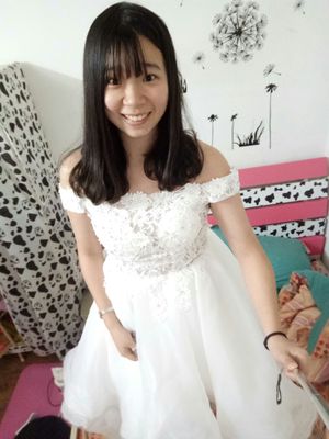 Pre-order ชุดแฟนซี ชุดเจ้าสาว ชุดราตรี สีขาว ปาดไหล่ แต่งดอกไม้ ปักเลื่อม หน้าสั้นหลังยาว เชือกผูกหลัง