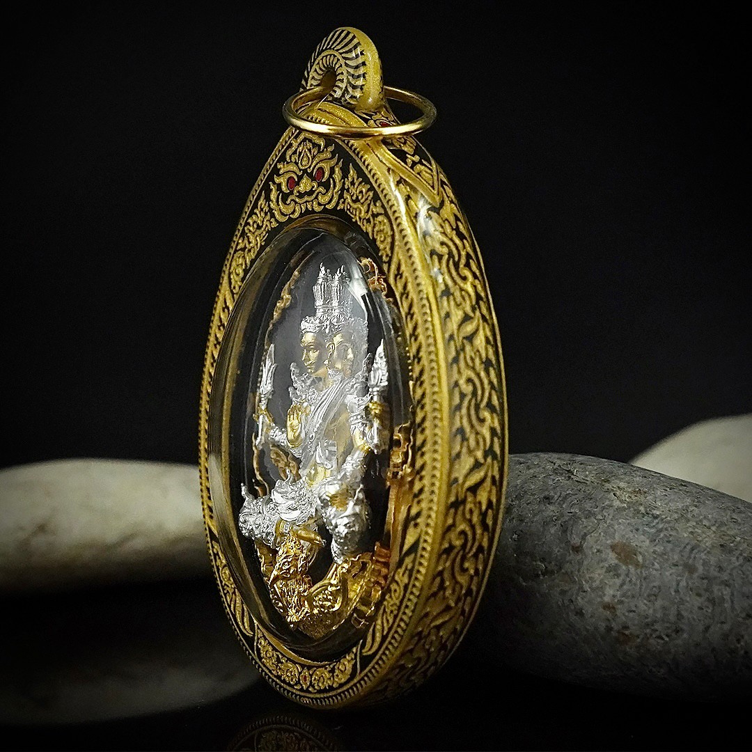 บริการเลี่ยมแบบมีลายขอบข้าง No.A สีทอง (แบบห้อยคอ ขนาดพระไม่เกิน 5 เซนติเมตร) ** ลูกค้าส่งงานมาเลี่ยมที่ร้าน ระยะเวลาเลี่ยมประมาณ 3-5 วัน ไม่รวมระยะเวลาจัดส่ง **