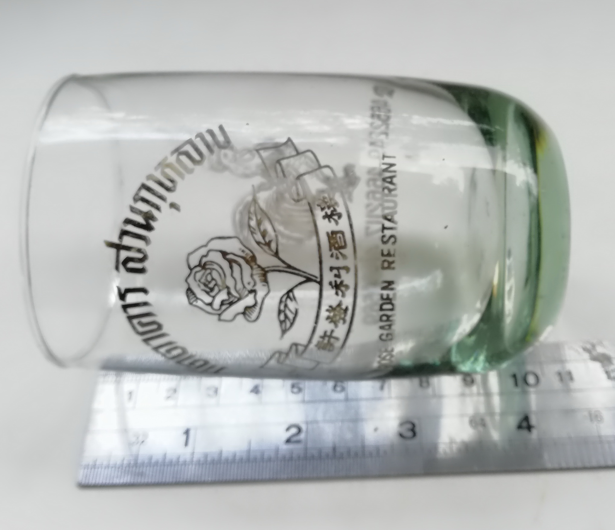 ของเก่าสะสม แก้วน้ำของสะสมจาภัตตาคารสวนกุหลาบ ROES GARDEN RESTAURANT ลายดอกกุหลาบและมีลายไก่ที่ด้านหลัง เส้นผ่าศุนย์กลางประมาณ 3" ความสูงประมาณ 7" **ของเก่ามีตำหนิ โปรดตรวจสอบทุกภาพ