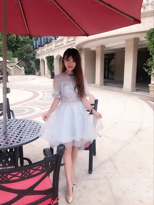 ชุดราตรีหน้าสั้นหลังยาวสีทองปักเลื่อมลายดอกไม้ ไหล่ปาดแขนยาว เชือกผูกหลัง สำเนา