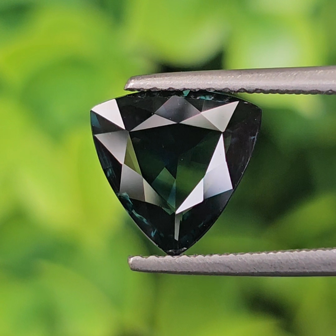 พลอย แซฟไฟร์สีน้ำเงินอมเขียว Teal Sapphire 2.70 กะรัต (Cts.) พลอยแท้ อัญมณีมงคลประจําวันเกิด เครื่องประดับพลอย