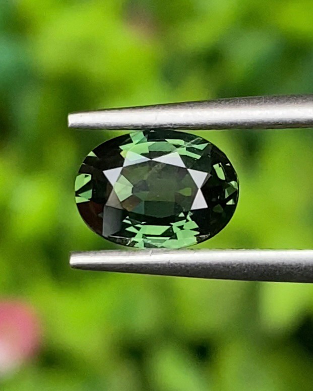 พลอย เขียวส่อง Green Sapphire ดิบ Unheated 1.19 กะรัต (Cts.) พลอยแท้ อัญมณีมงคลประจําวันเกิด เครื่องประดับพลอย
